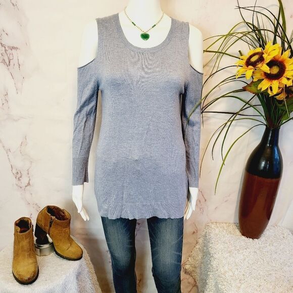 Tahari amazingly soft baby blue cold shoulder sweater - Picture 1 of 7